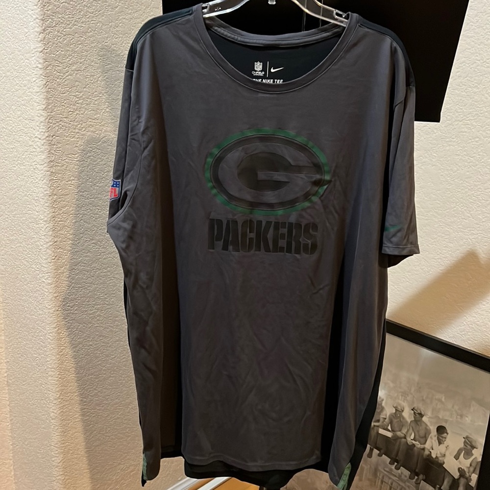 On Field Nike Tee NFL Green Bay Packers in men’s size XXL. Dri Fit